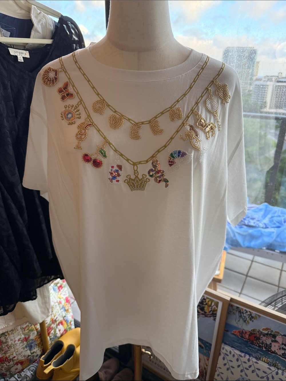 QUEEN OF SPARKLES White Embellished Charm Necklace Tee
